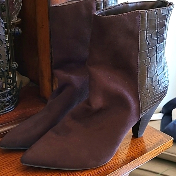 New Directions Alysse suede & croc embossed boots, size 9 - Picture 1 of 11